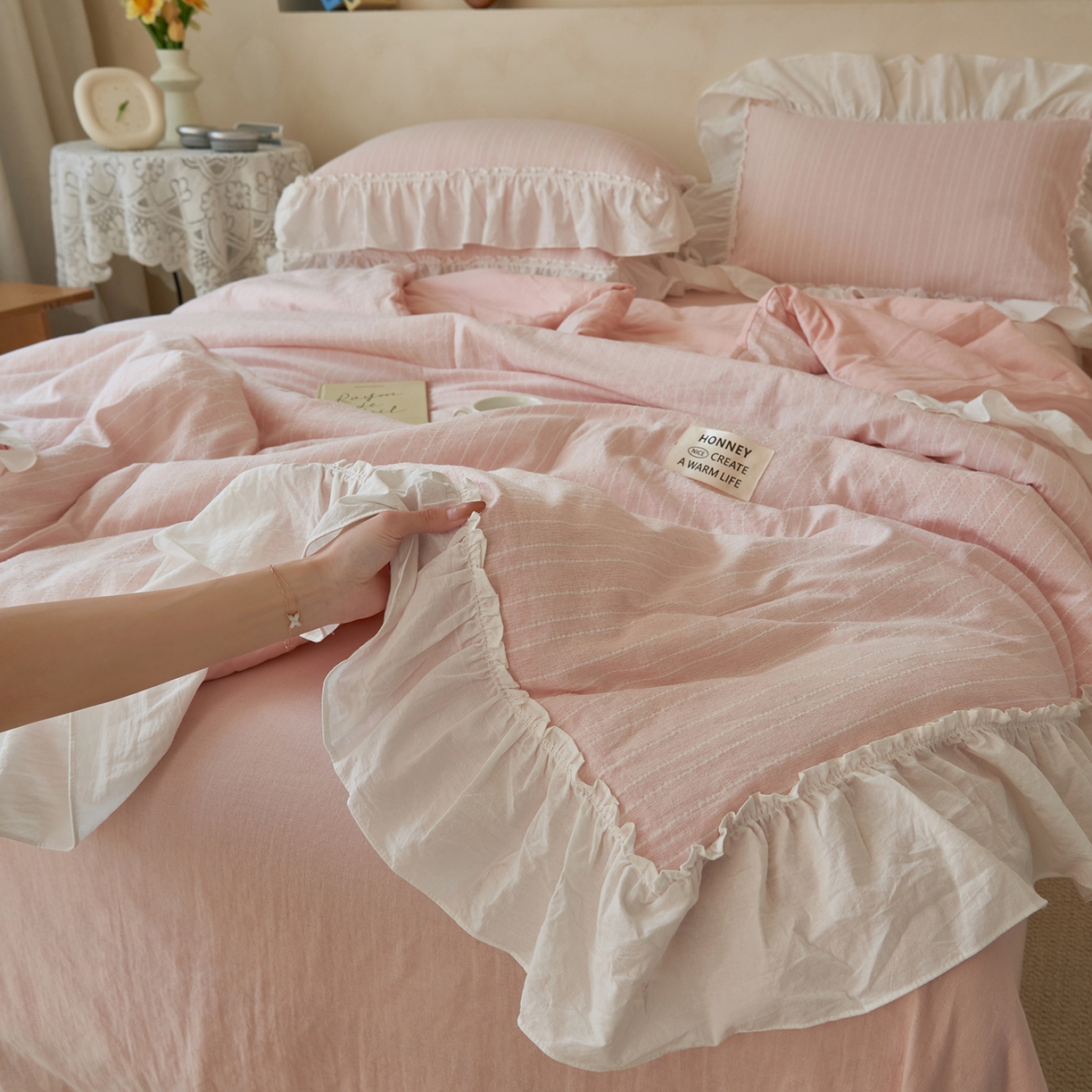 91家纺网 家纺一手货源 找家纺 晨曦家纺 2026新款荷叶花边泡芙纱提花夏凉被四件套可水洗棉夏被四件套少女风 樱花粉茶