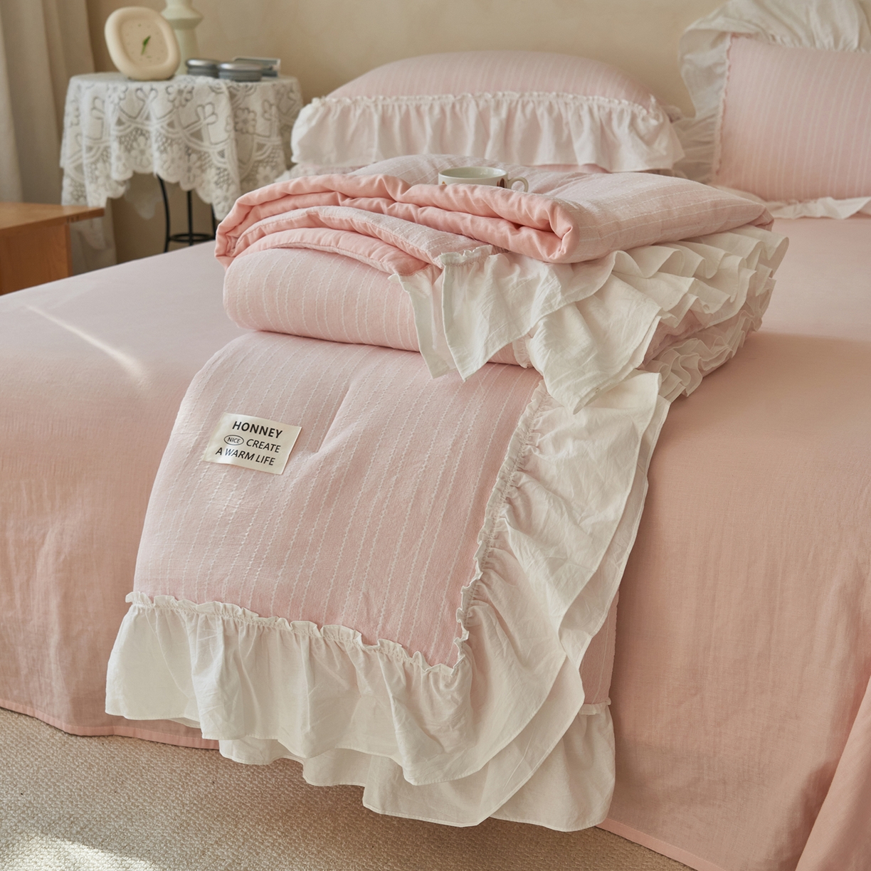 91家纺网 家纺一手货源 找家纺 晨曦家纺 2026新款荷叶花边泡芙纱提花夏凉被四件套可水洗棉夏被四件套少女风 樱花粉茶