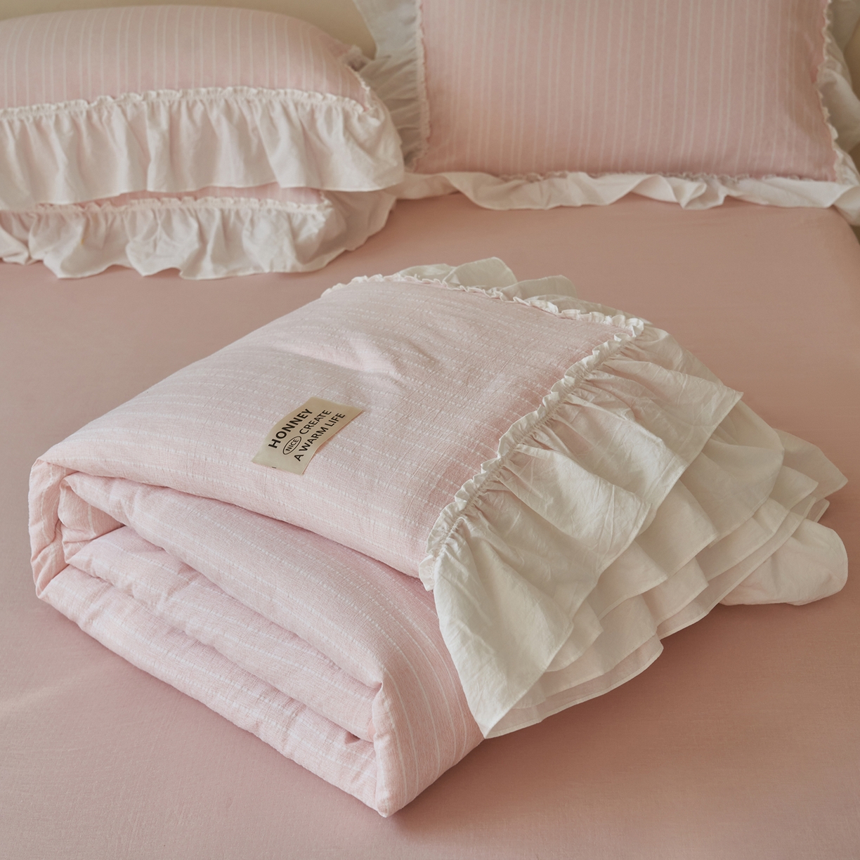 91家纺网 家纺一手货源 找家纺 晨曦家纺 2026新款荷叶花边泡芙纱提花夏凉被四件套可水洗棉夏被四件套少女风 樱花粉茶