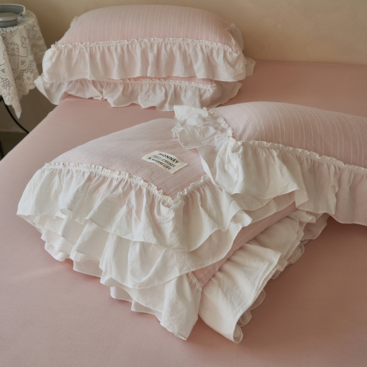 91家纺网 家纺一手货源 找家纺 晨曦家纺 2026新款荷叶花边泡芙纱提花夏凉被四件套可水洗棉夏被四件套少女风 樱花粉茶