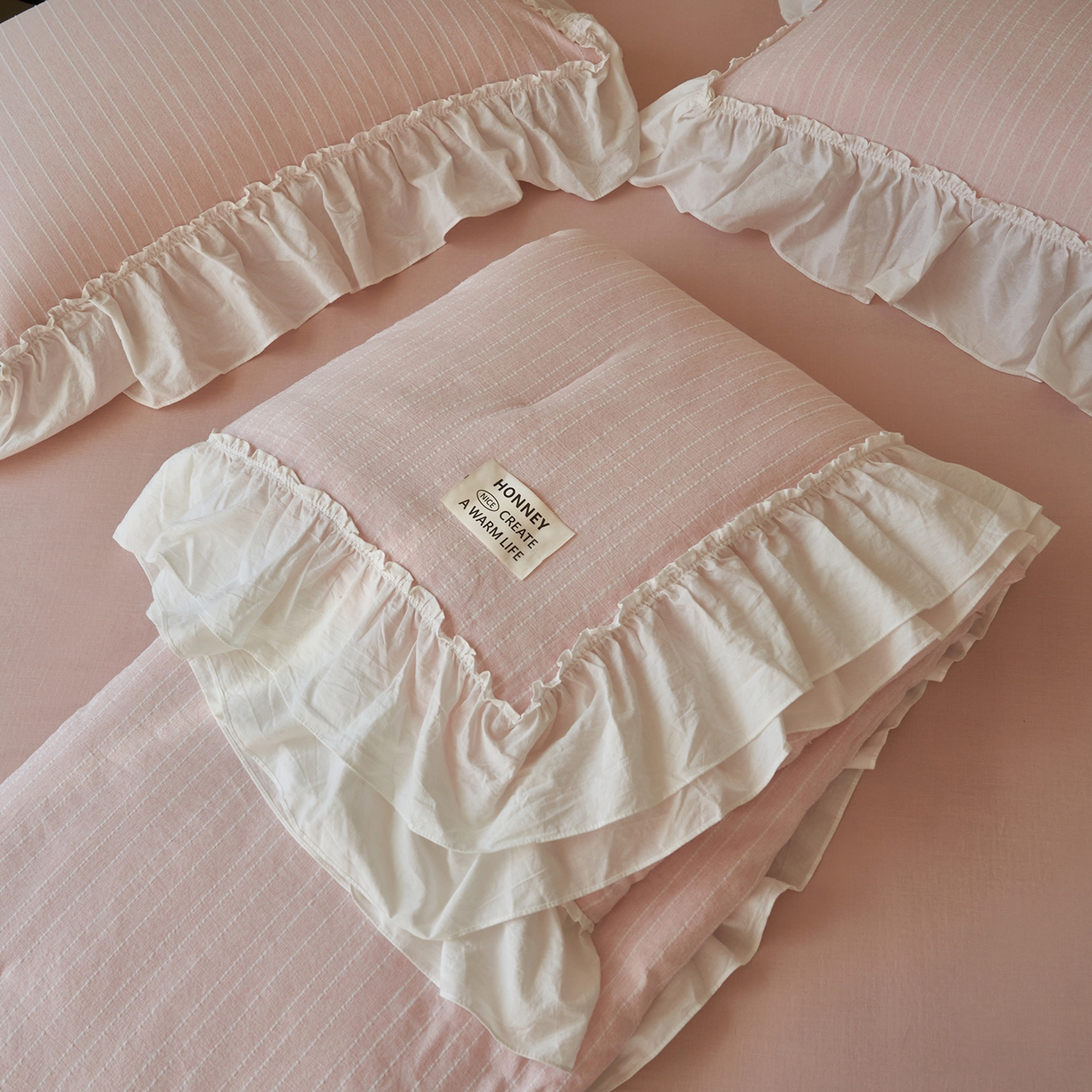 91家纺网 家纺一手货源 找家纺 晨曦家纺 2026新款荷叶花边泡芙纱提花夏凉被四件套可水洗棉夏被四件套少女风 樱花粉茶