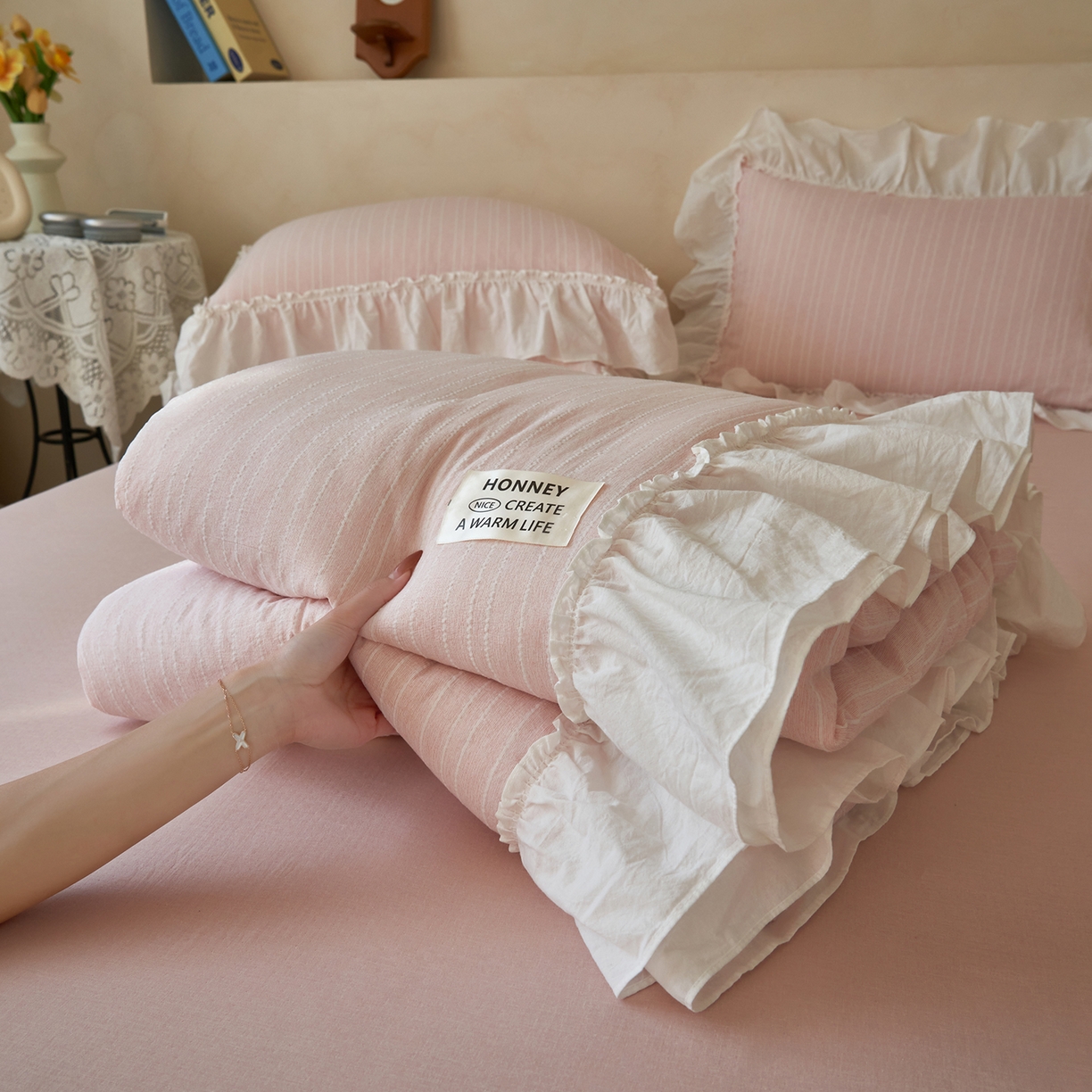 91家纺网 家纺一手货源 找家纺 晨曦家纺 2026新款荷叶花边泡芙纱提花夏凉被四件套可水洗棉夏被四件套少女风 樱花粉茶