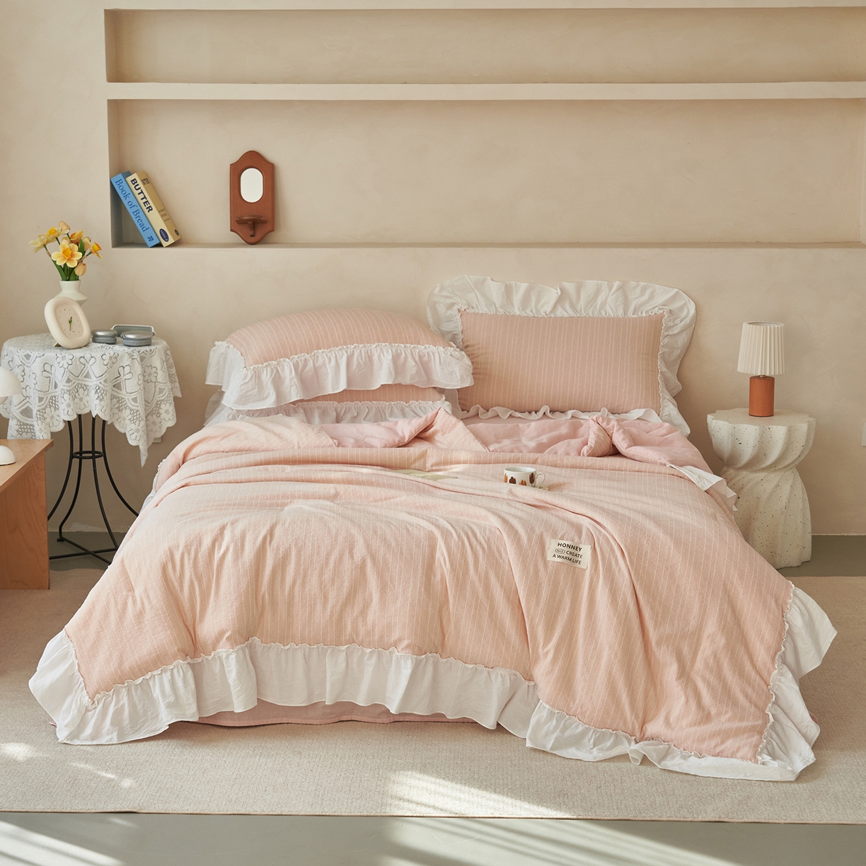 91家纺网 家纺一手货源 找家纺 晨曦家纺 2026新款荷叶花边泡芙纱提花夏凉被四件套可水洗棉夏被四件套少女风 蜜桃奶芙