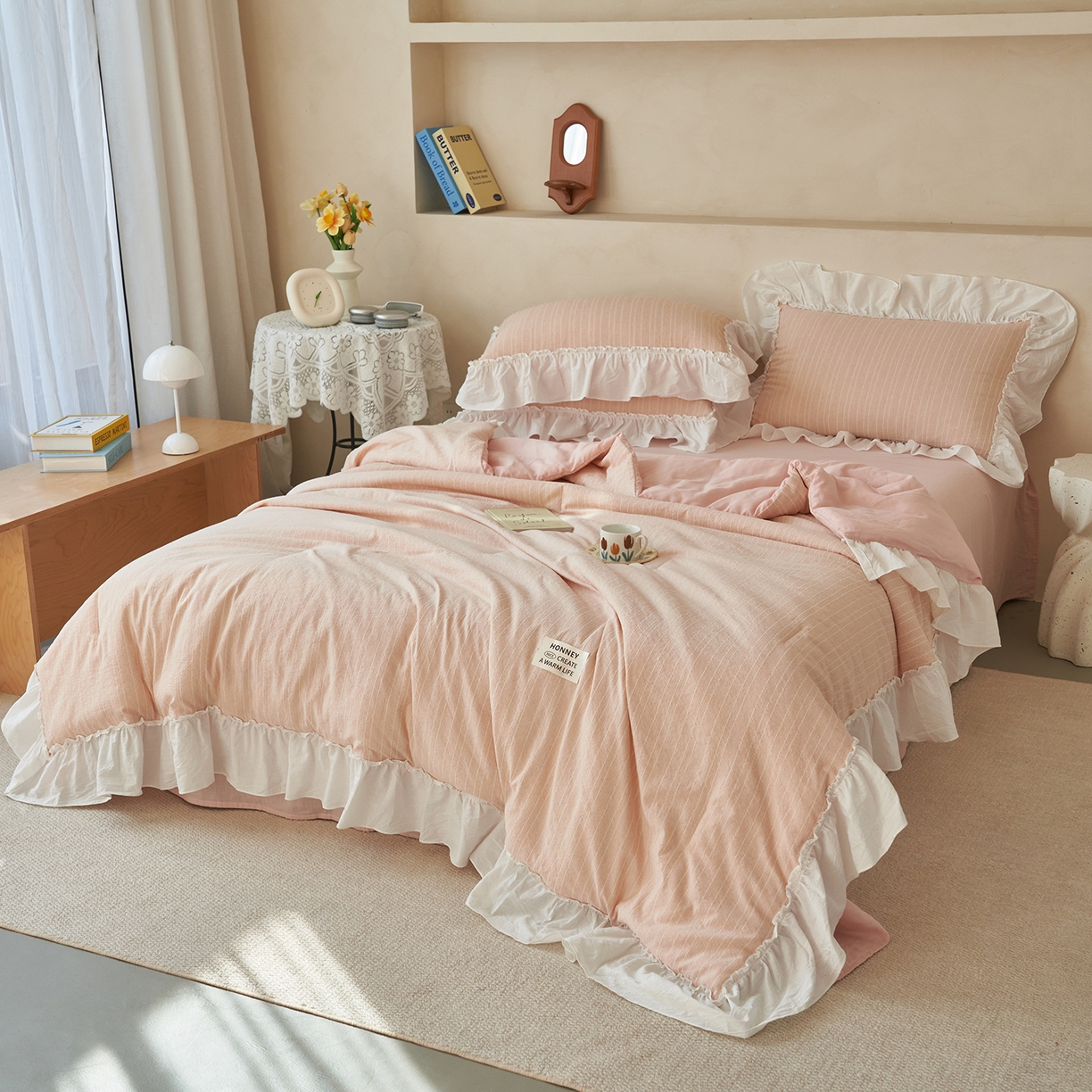 91家纺网 家纺一手货源 找家纺 晨曦家纺 2026新款荷叶花边泡芙纱提花夏凉被四件套可水洗棉夏被四件套少女风 蜜桃奶芙