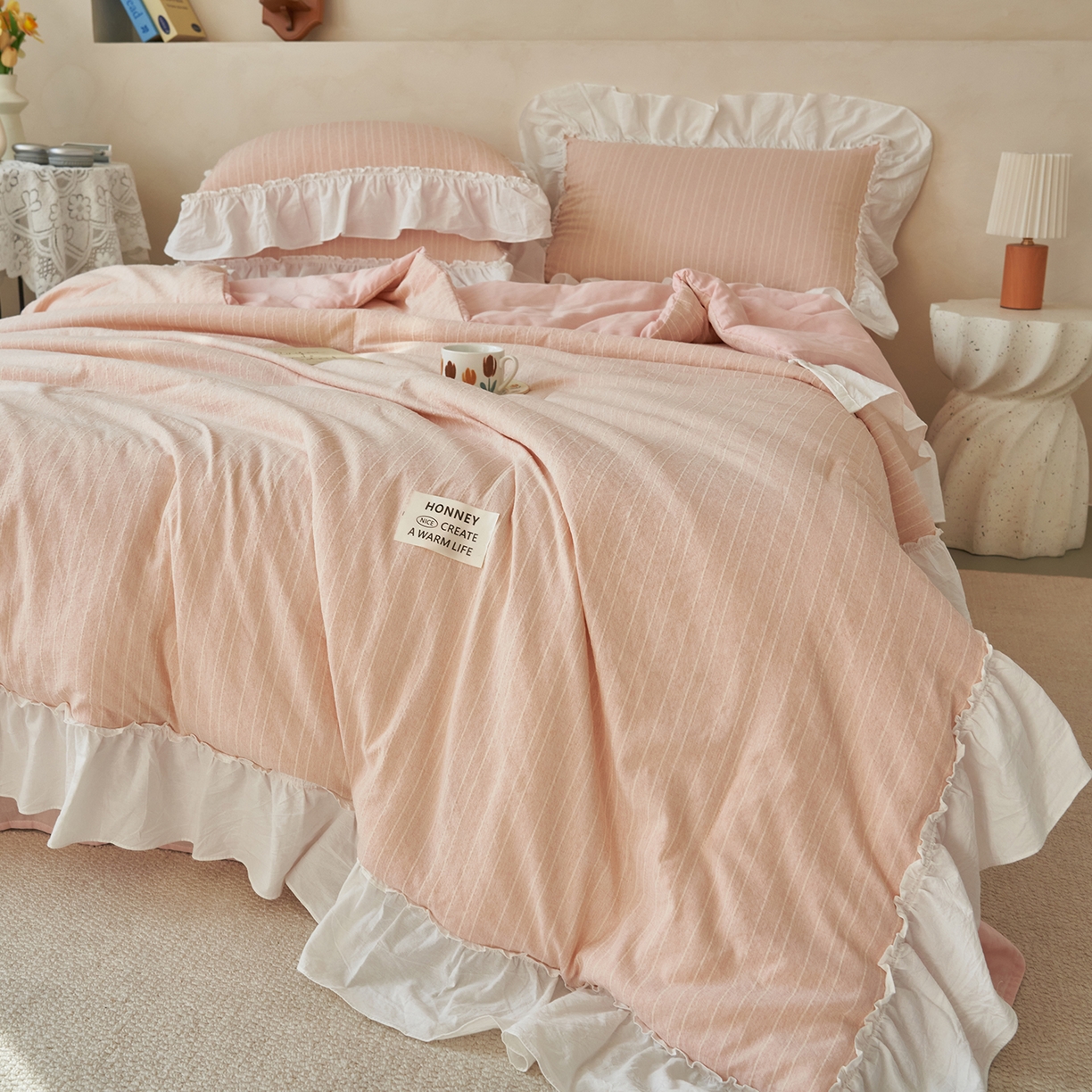 91家纺网 家纺一手货源 找家纺 晨曦家纺 2026新款荷叶花边泡芙纱提花夏凉被四件套可水洗棉夏被四件套少女风 蜜桃奶芙