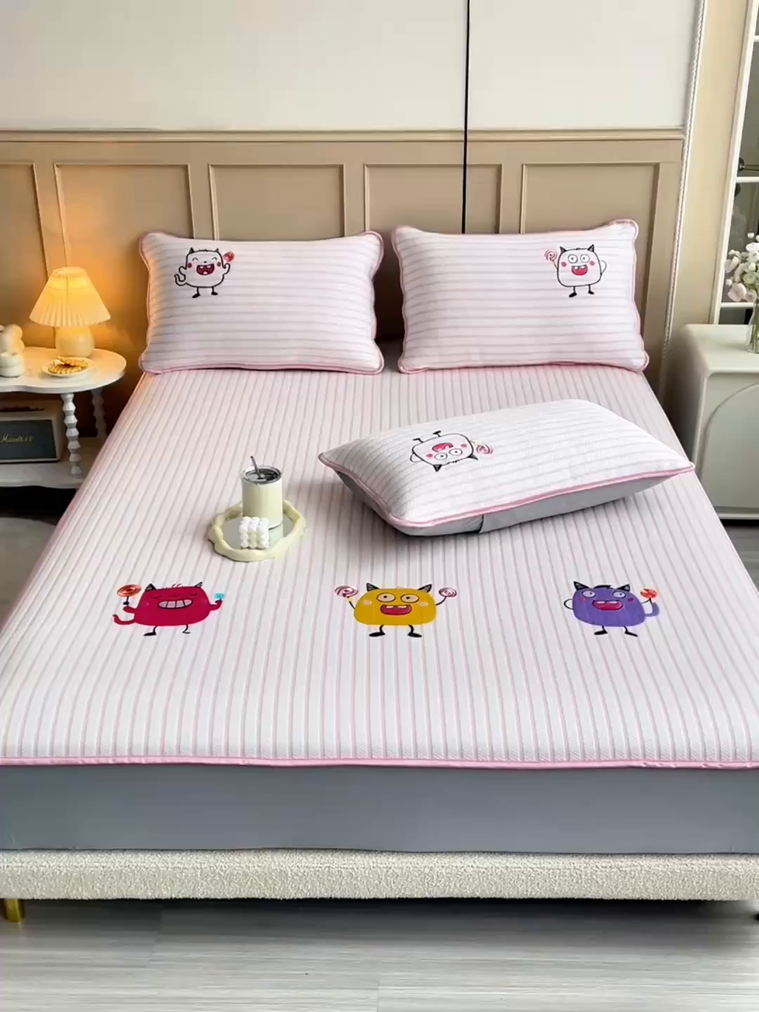 91家纺网 家纺一手货源 找家纺 炫拼家纺 2026新款A类凉豆豆提花条纹卡通刺绣床笠席 条纹-小怪兽糖糖