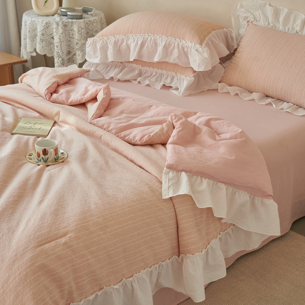 91家纺网 家纺一手货源 找家纺 晨曦家纺 2026新款荷叶花边泡芙纱提花夏凉被四件套可水洗棉夏被四件套少女风 蜜桃奶芙