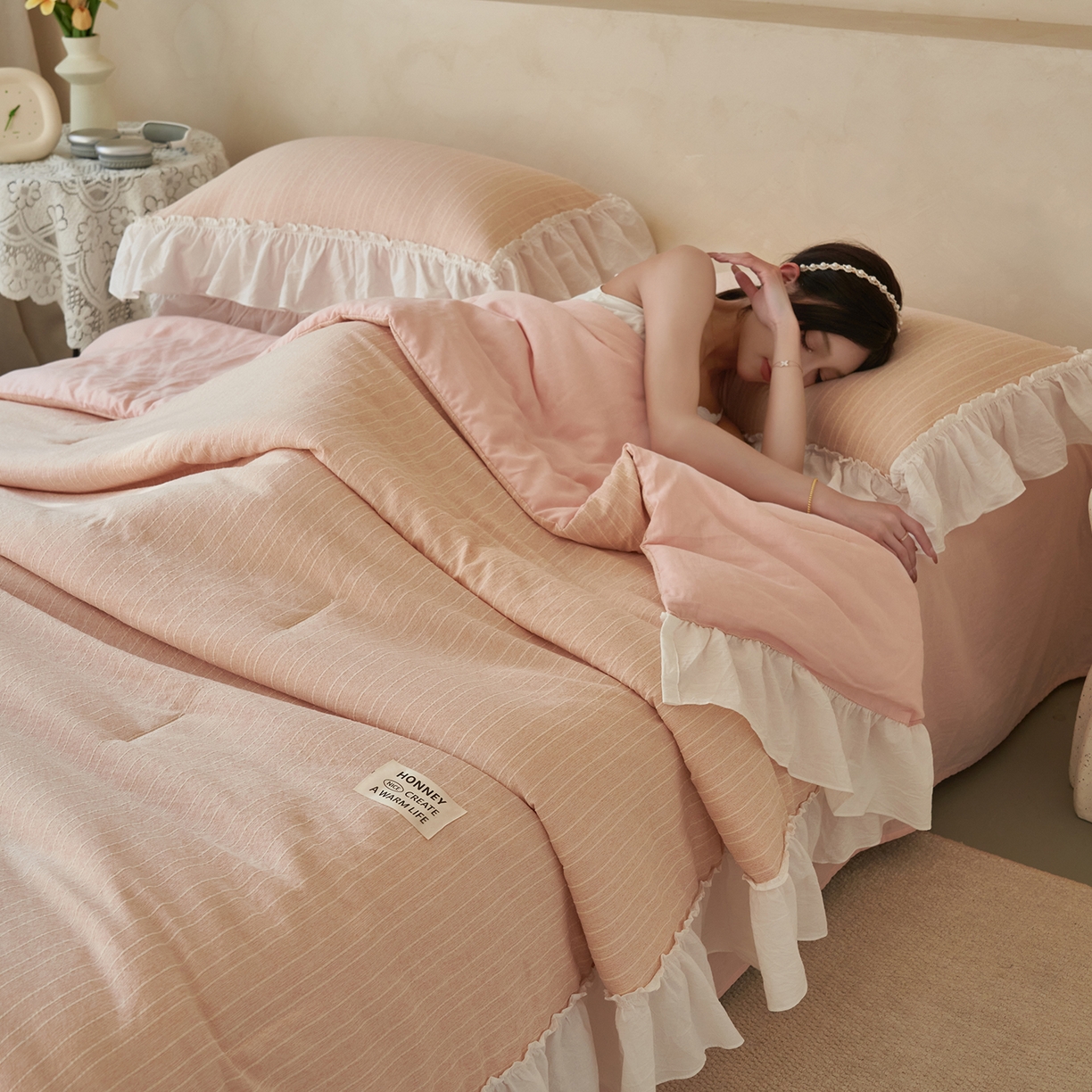 91家纺网 家纺一手货源 找家纺 晨曦家纺 2026新款荷叶花边泡芙纱提花夏凉被四件套可水洗棉夏被四件套少女风 蜜桃奶芙