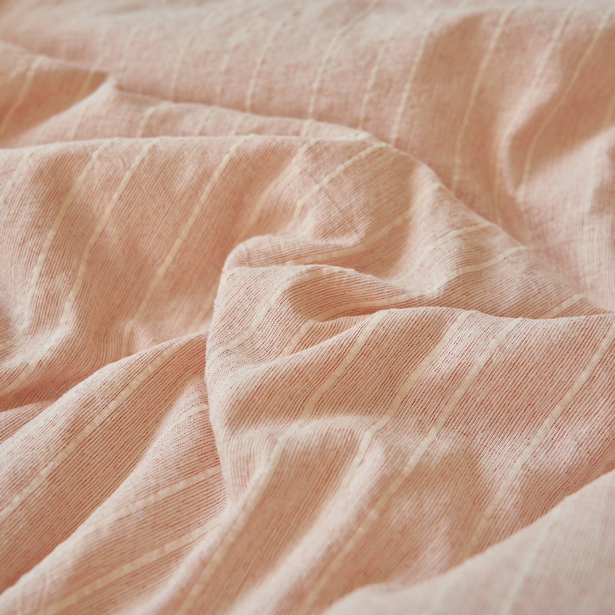 91家纺网 家纺一手货源 找家纺 晨曦家纺 2026新款荷叶花边泡芙纱提花夏凉被四件套可水洗棉夏被四件套少女风 蜜桃奶芙