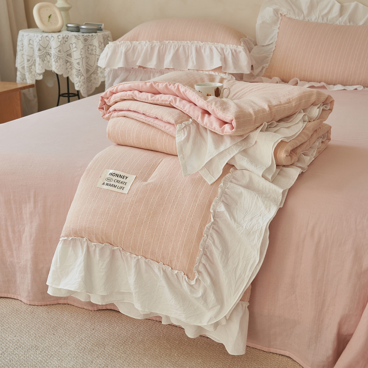 91家纺网 家纺一手货源 找家纺 晨曦家纺 2026新款荷叶花边泡芙纱提花夏凉被四件套可水洗棉夏被四件套少女风 蜜桃奶芙