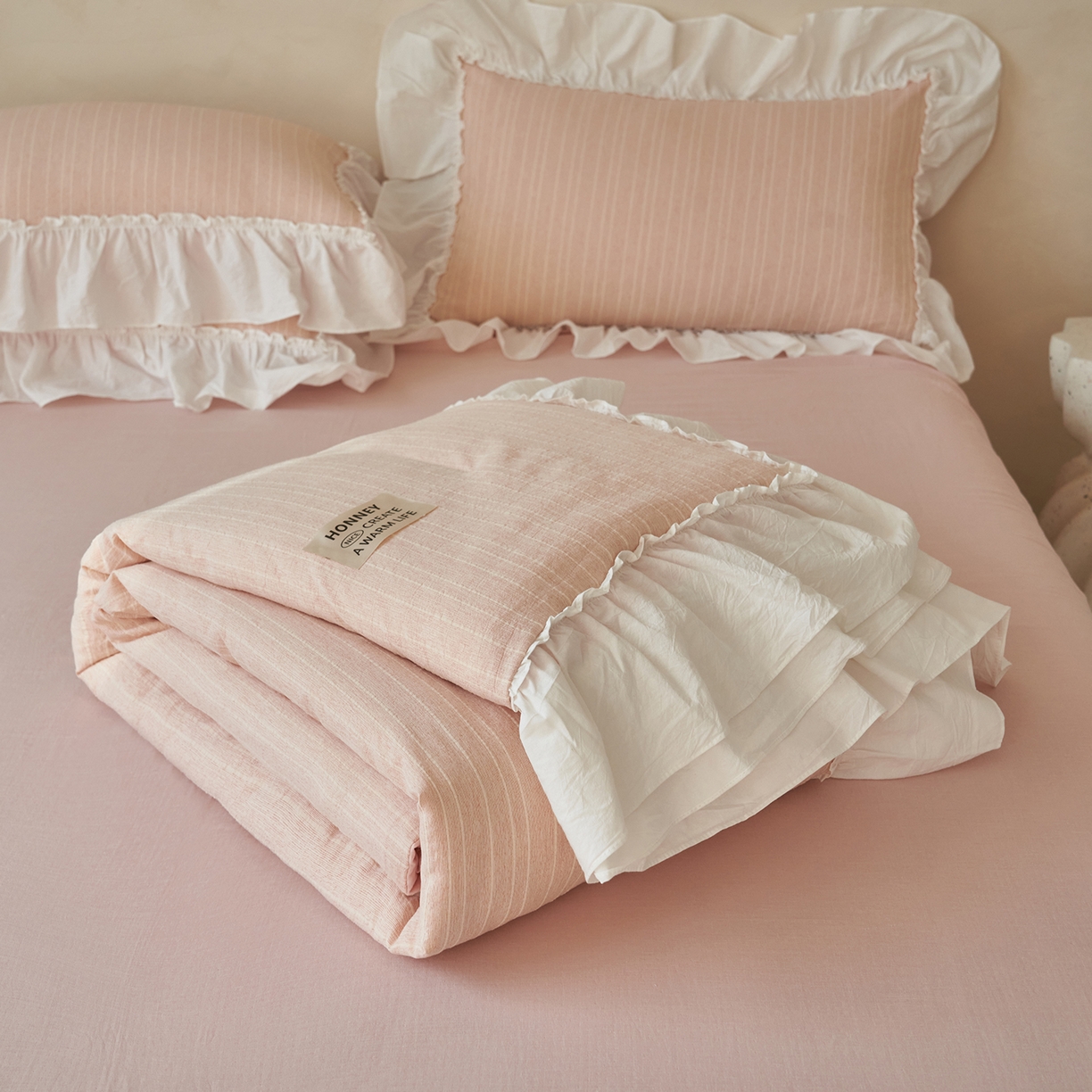 91家纺网 家纺一手货源 找家纺 晨曦家纺 2026新款荷叶花边泡芙纱提花夏凉被四件套可水洗棉夏被四件套少女风 蜜桃奶芙