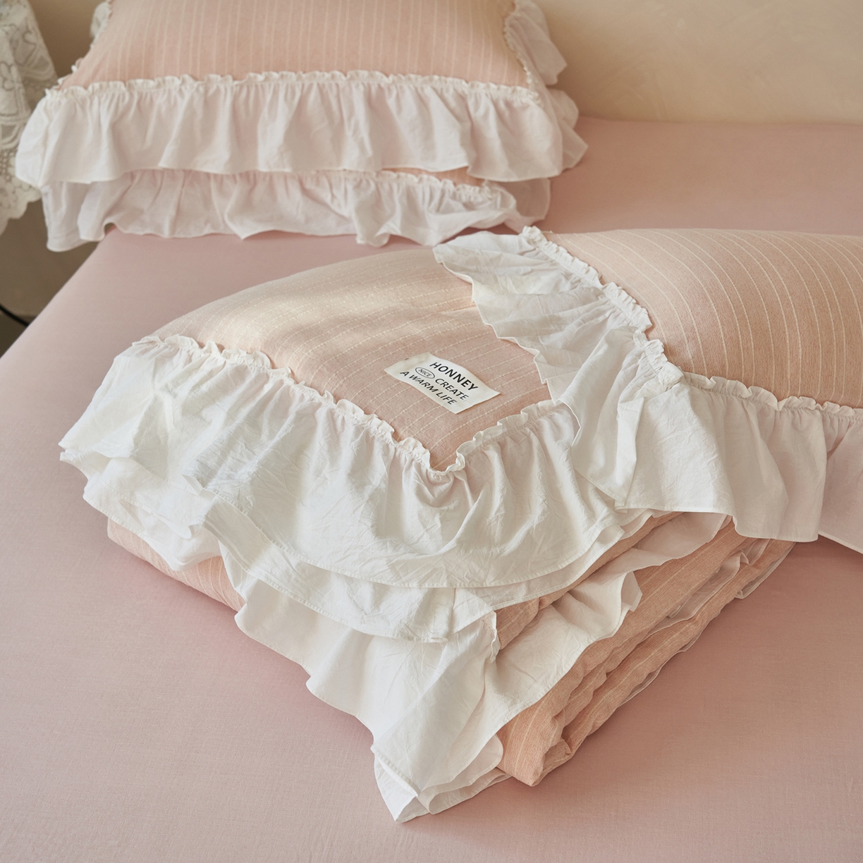 91家纺网 家纺一手货源 找家纺 晨曦家纺 2026新款荷叶花边泡芙纱提花夏凉被四件套可水洗棉夏被四件套少女风 蜜桃奶芙