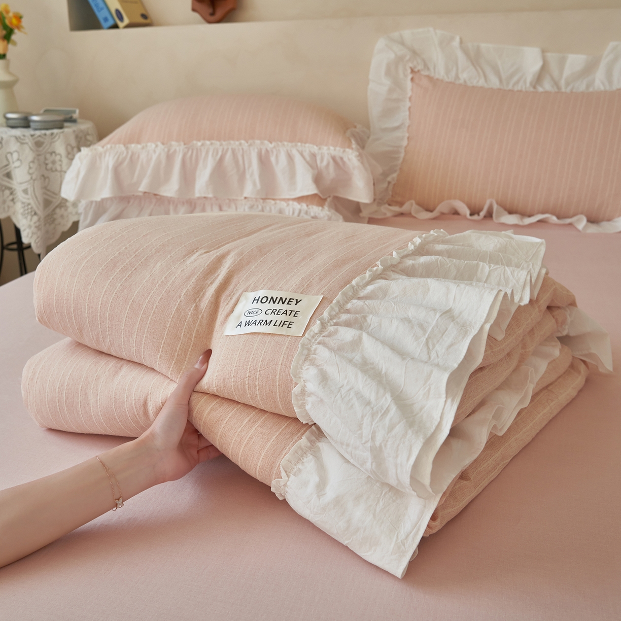 91家纺网 家纺一手货源 找家纺 晨曦家纺 2026新款荷叶花边泡芙纱提花夏凉被四件套可水洗棉夏被四件套少女风 蜜桃奶芙