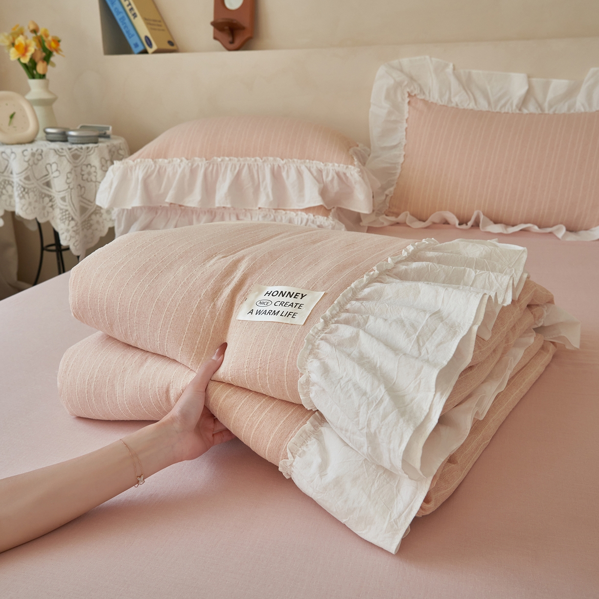 91家纺网 家纺一手货源 找家纺 晨曦家纺 2026新款荷叶花边泡芙纱提花夏凉被四件套可水洗棉夏被四件套少女风 蜜桃奶芙