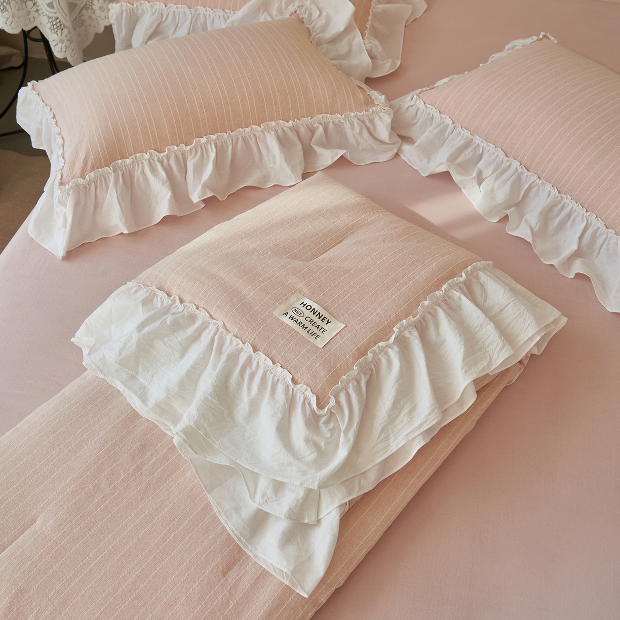 91家纺网 家纺一手货源 找家纺 晨曦家纺 2026新款荷叶花边泡芙纱提花夏凉被四件套可水洗棉夏被四件套少女风 蜜桃奶芙