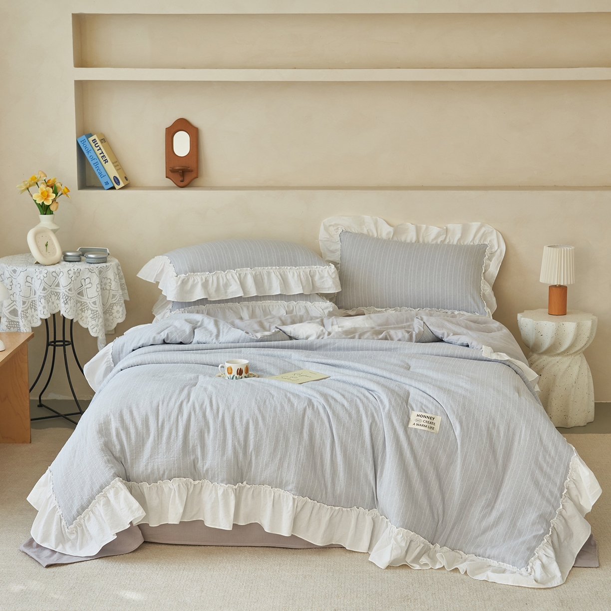 91家纺网 家纺一手货源 找家纺 晨曦家纺 2026新款荷叶花边泡芙纱提花夏凉被四件套可水洗棉夏被四件套少女风 温柔灰蓝