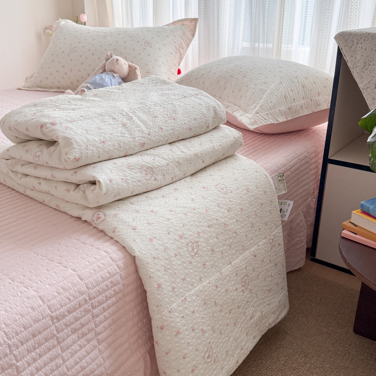 91家纺网 家纺一手货源 找家纺 梵希雅 2026新款云感泡芙棉泡芙纱床盖夏被四件套 甜桃心