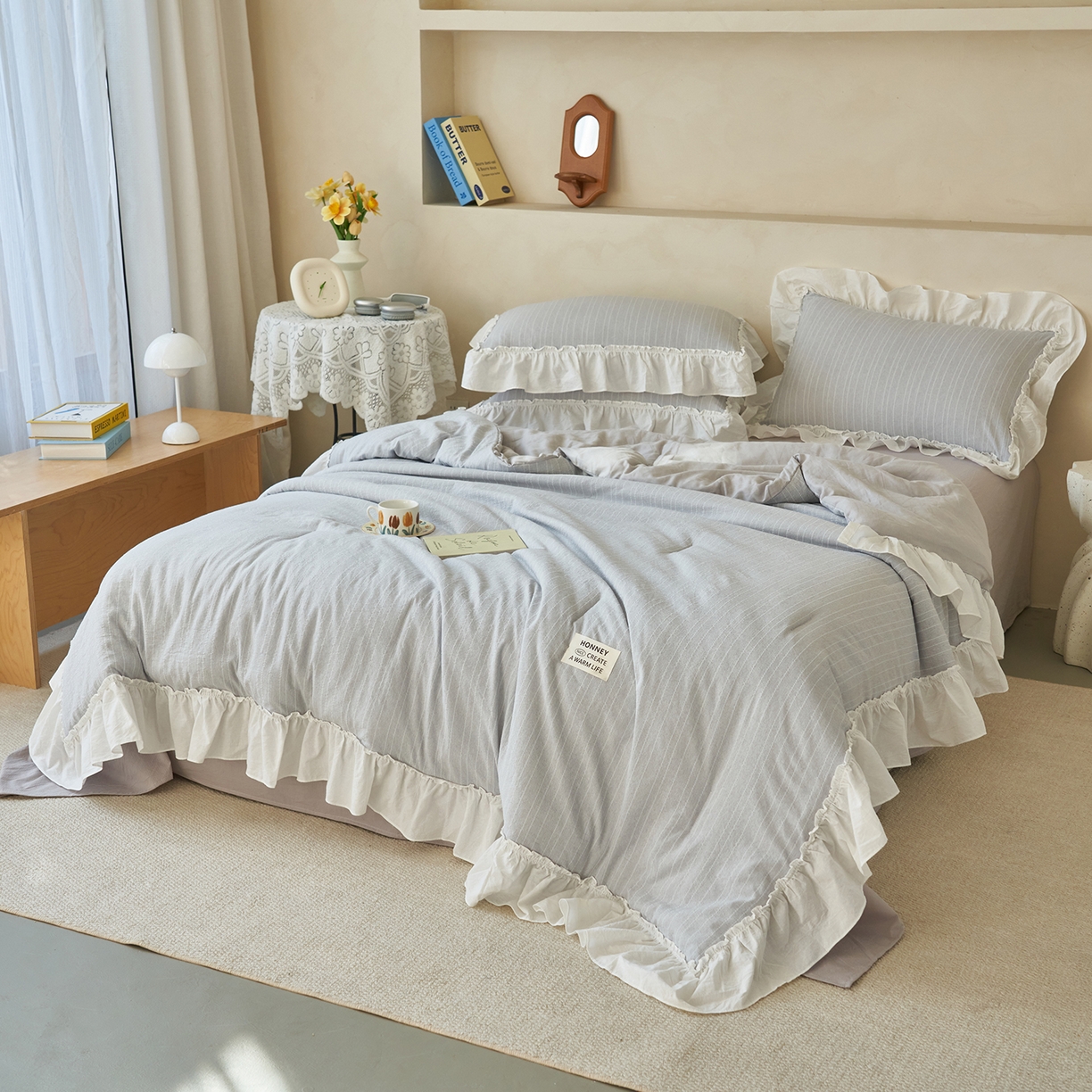 91家纺网 家纺一手货源 找家纺 晨曦家纺 2026新款荷叶花边泡芙纱提花夏凉被四件套可水洗棉夏被四件套少女风 温柔灰蓝