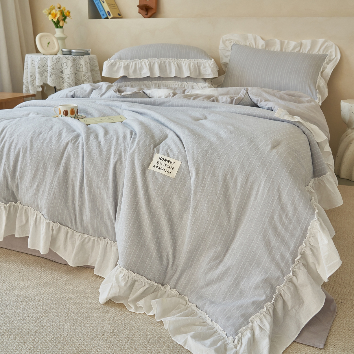 91家纺网 家纺一手货源 找家纺 晨曦家纺 2026新款荷叶花边泡芙纱提花夏凉被四件套可水洗棉夏被四件套少女风 温柔灰蓝