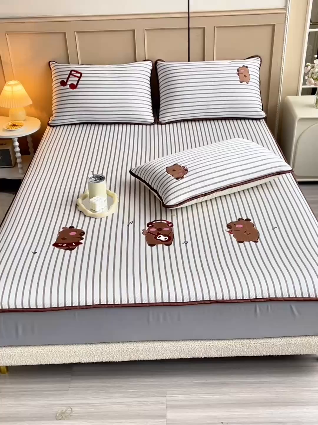 91家纺网 家纺一手货源 找家纺 炫拼家纺 2026新款A类凉豆豆提花条纹卡通刺绣床笠席 条纹-元气卡皮