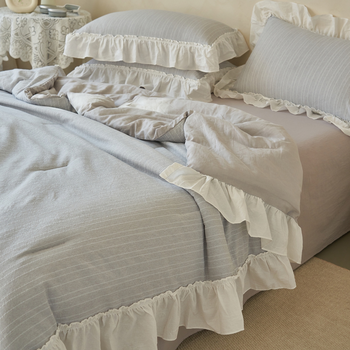 91家纺网 家纺一手货源 找家纺 晨曦家纺 2026新款荷叶花边泡芙纱提花夏凉被四件套可水洗棉夏被四件套少女风 温柔灰蓝