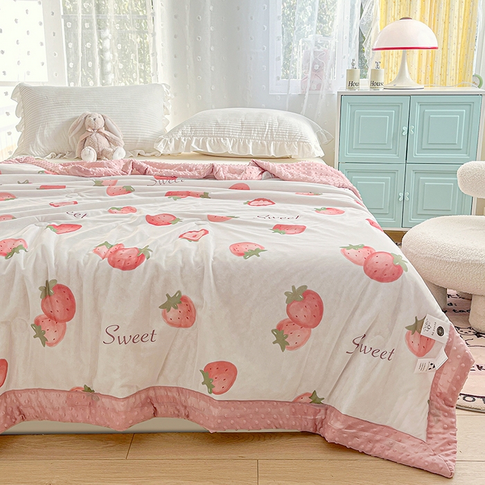 91家纺网 家纺一手货源 找家纺 花满路 2026新款氨凉感丝夏被 草莓多多