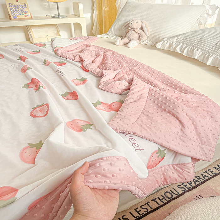 91家纺网 家纺一手货源 找家纺 花满路 2026新款氨凉感丝夏被 草莓多多