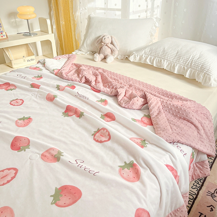 91家纺网 家纺一手货源 找家纺 花满路 2026新款氨凉感丝夏被 草莓多多