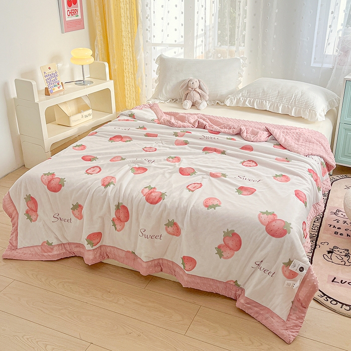 91家纺网 家纺一手货源 找家纺 花满路 2026新款氨凉感丝夏被 草莓多多