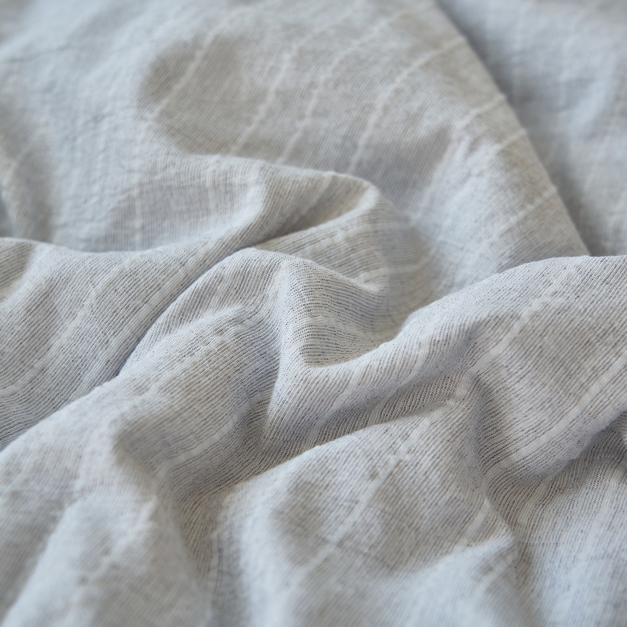 91家纺网 家纺一手货源 找家纺 晨曦家纺 2026新款荷叶花边泡芙纱提花夏凉被四件套可水洗棉夏被四件套少女风 温柔灰蓝