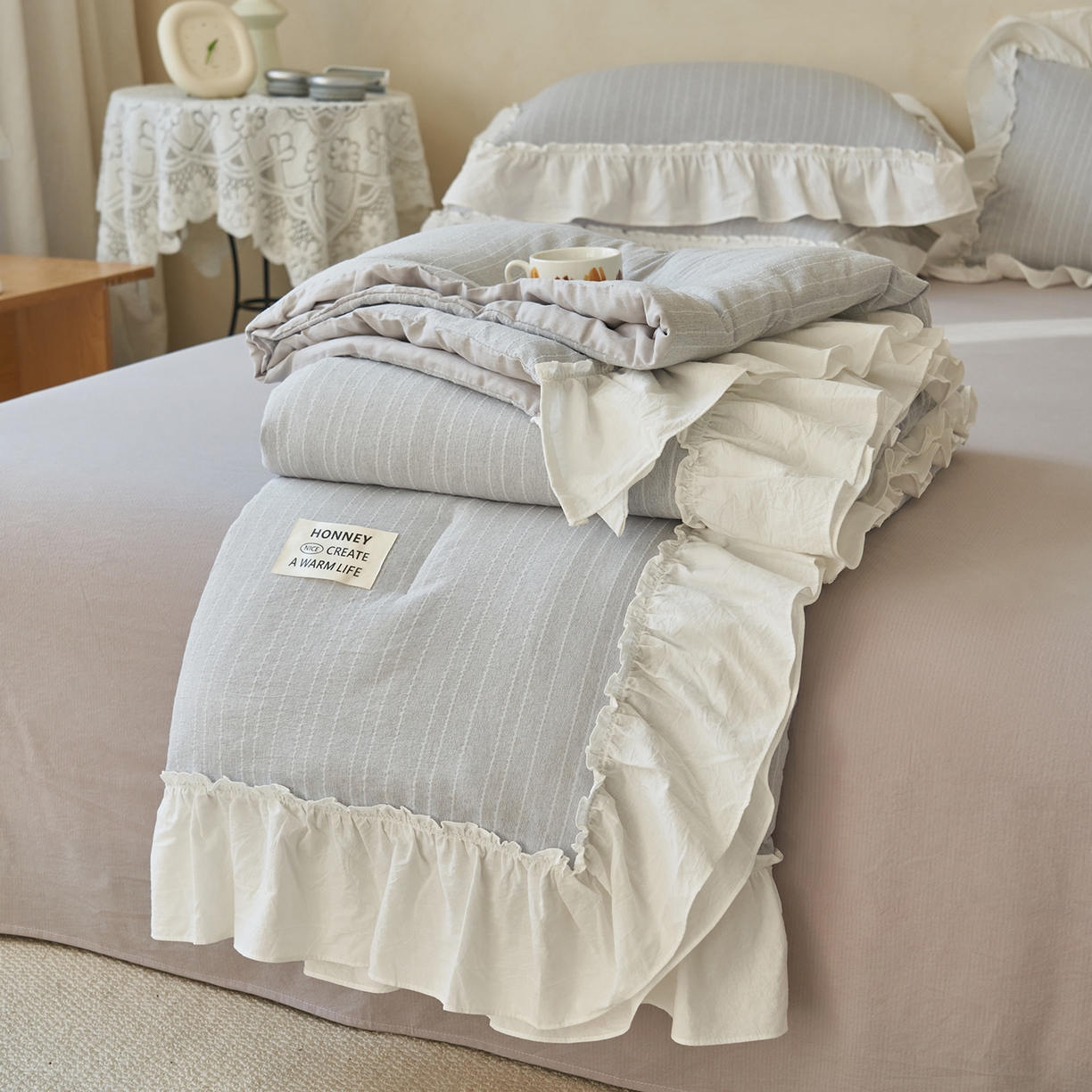 91家纺网 家纺一手货源 找家纺 晨曦家纺 2026新款荷叶花边泡芙纱提花夏凉被四件套可水洗棉夏被四件套少女风 温柔灰蓝