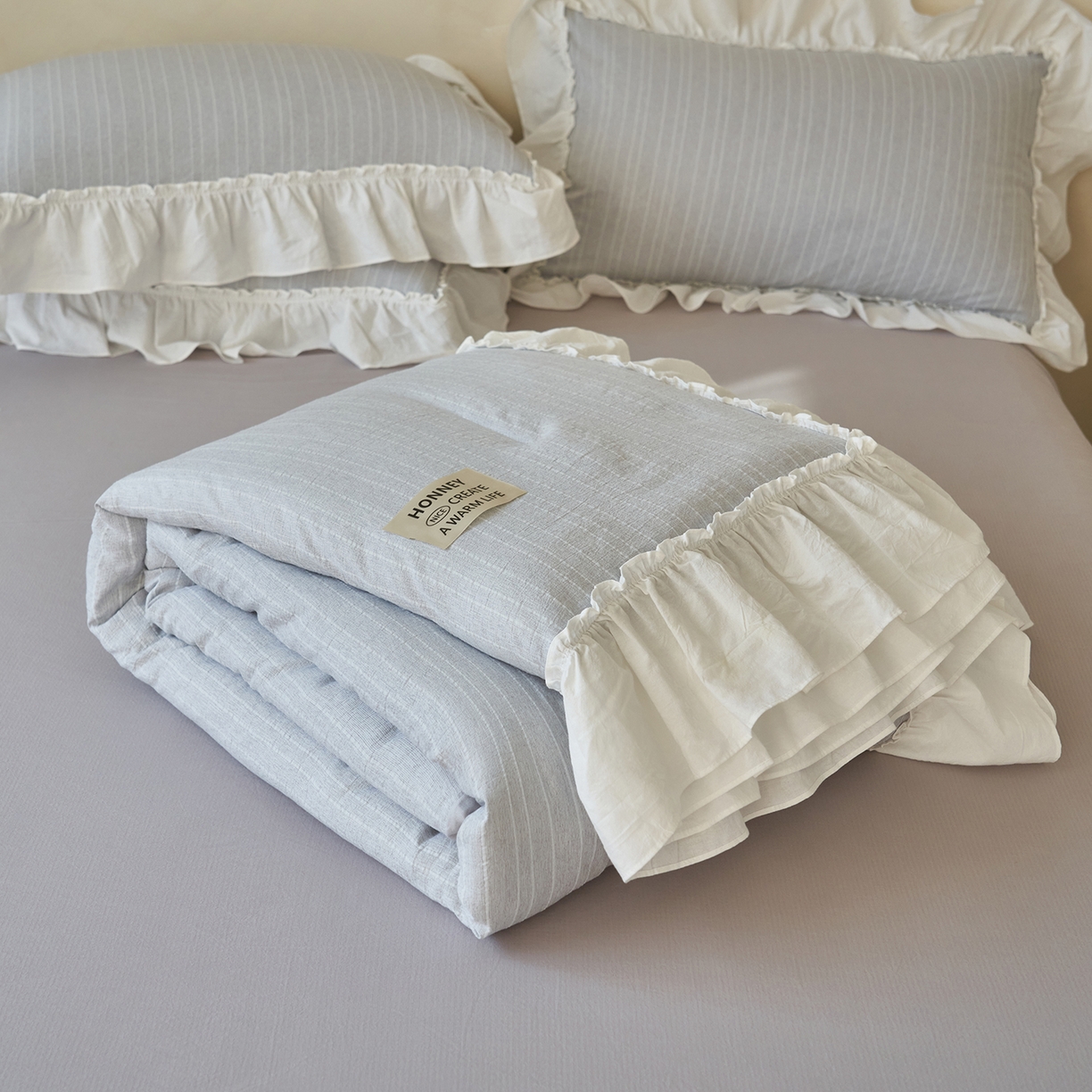 91家纺网 家纺一手货源 找家纺 晨曦家纺 2026新款荷叶花边泡芙纱提花夏凉被四件套可水洗棉夏被四件套少女风 温柔灰蓝