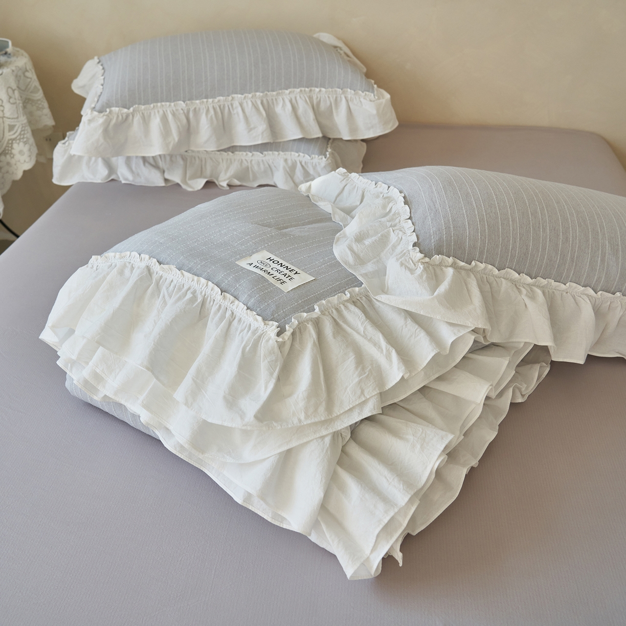 91家纺网 家纺一手货源 找家纺 晨曦家纺 2026新款荷叶花边泡芙纱提花夏凉被四件套可水洗棉夏被四件套少女风 温柔灰蓝