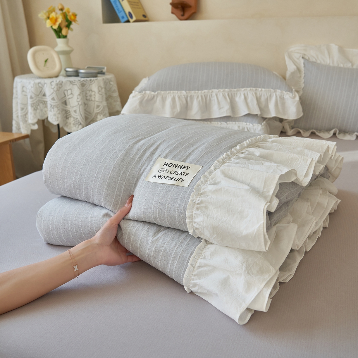 91家纺网 家纺一手货源 找家纺 晨曦家纺 2026新款荷叶花边泡芙纱提花夏凉被四件套可水洗棉夏被四件套少女风 温柔灰蓝