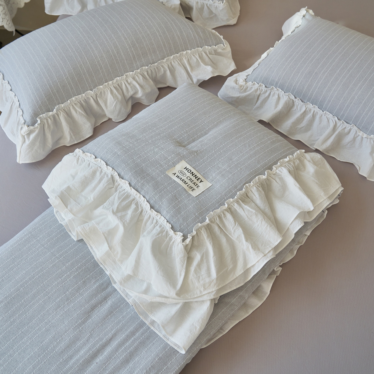 91家纺网 家纺一手货源 找家纺 晨曦家纺 2026新款荷叶花边泡芙纱提花夏凉被四件套可水洗棉夏被四件套少女风 温柔灰蓝