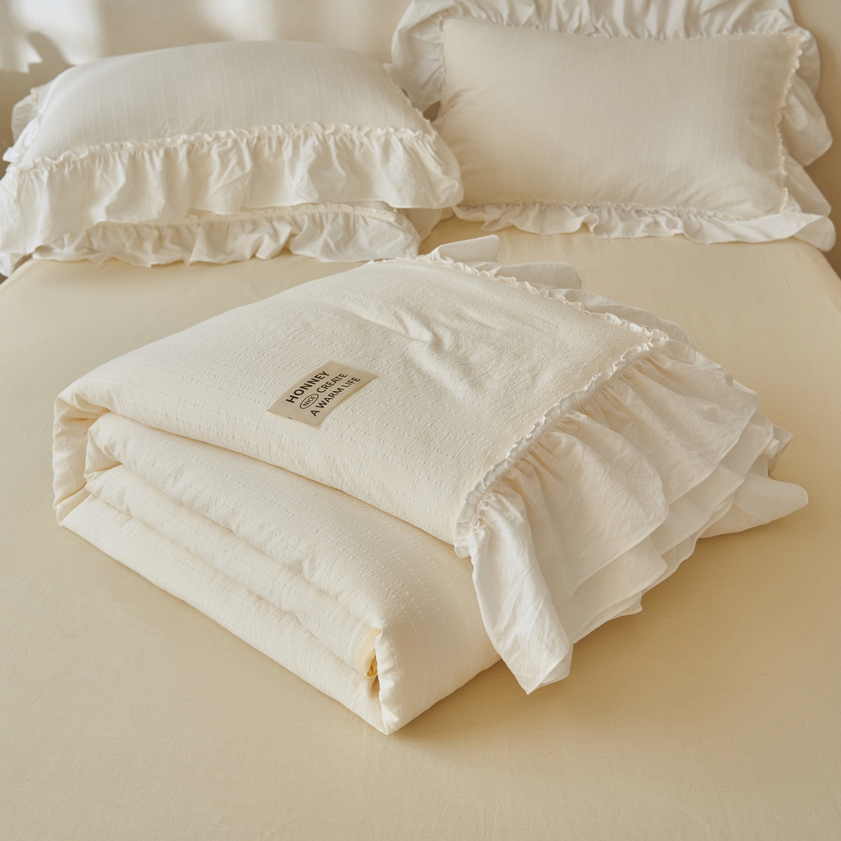 91家纺网 家纺一手货源 找家纺 晨曦家纺 2026新款荷叶花边泡芙纱提花夏凉被四件套可水洗棉夏被四件套少女风 黄油奶芙