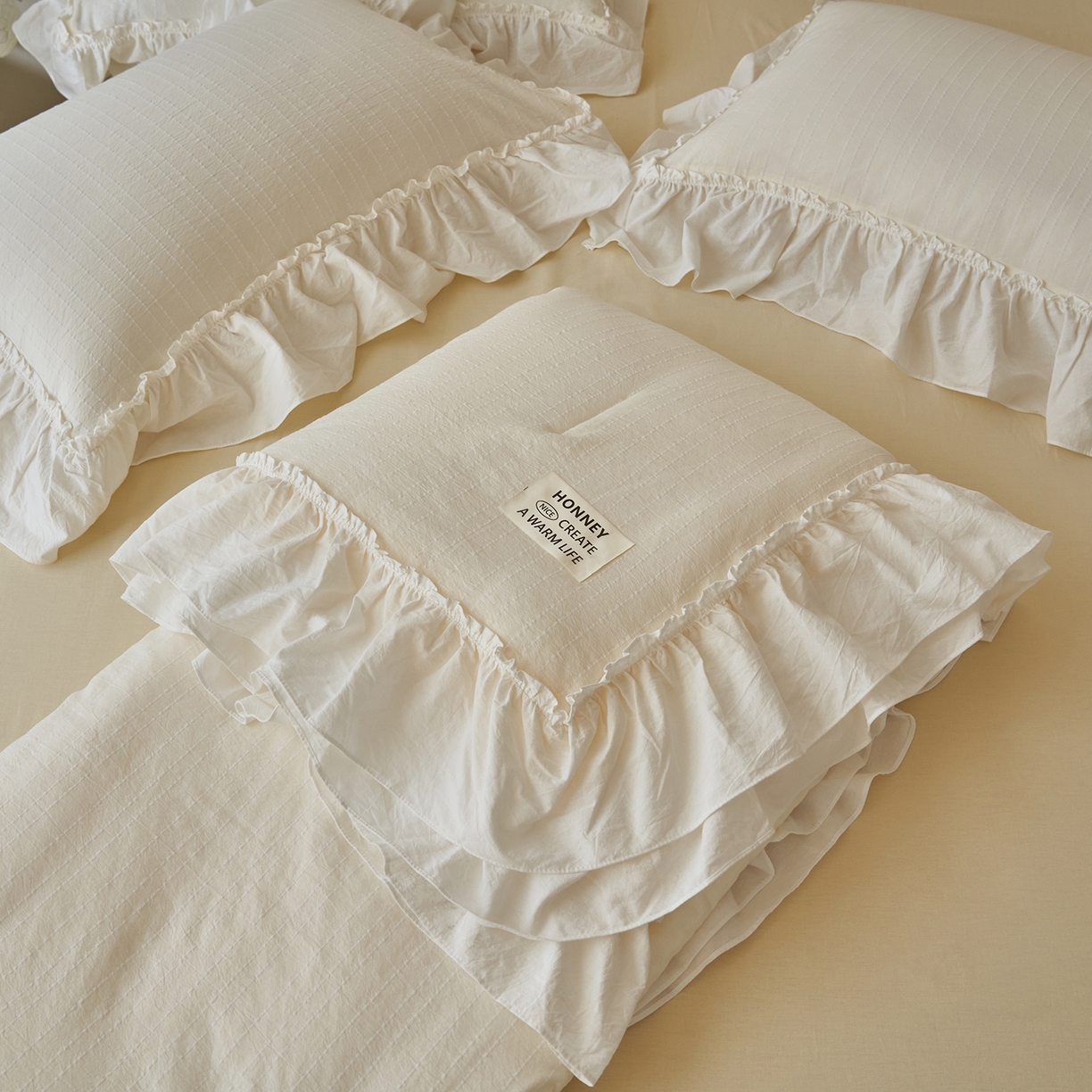 91家纺网 家纺一手货源 找家纺 晨曦家纺 2026新款荷叶花边泡芙纱提花夏凉被四件套可水洗棉夏被四件套少女风 黄油奶芙