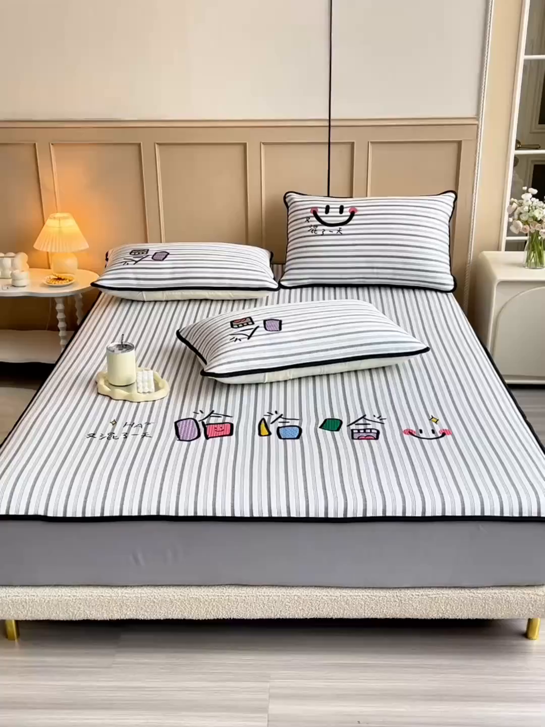 91家纺网 家纺一手货源 找家纺 炫拼家纺 2026新款A类凉豆豆提花条纹卡通刺绣床笠席 条纹-又混了一天