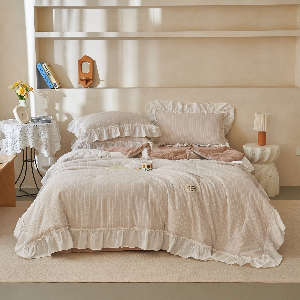 91家纺网 家纺一手货源 找家纺 晨曦家纺 2026新款荷叶花边泡芙纱提花夏凉被四件套可水洗棉夏被四件套少女风 焦糖奶芙