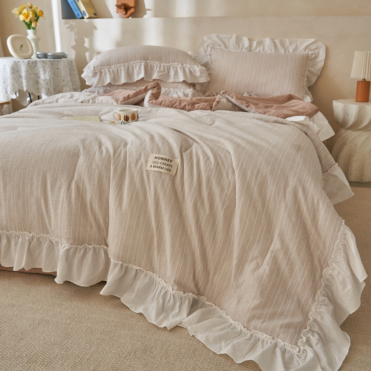 91家纺网 家纺一手货源 找家纺 晨曦家纺 2026新款荷叶花边泡芙纱提花夏凉被四件套可水洗棉夏被四件套少女风 焦糖奶芙