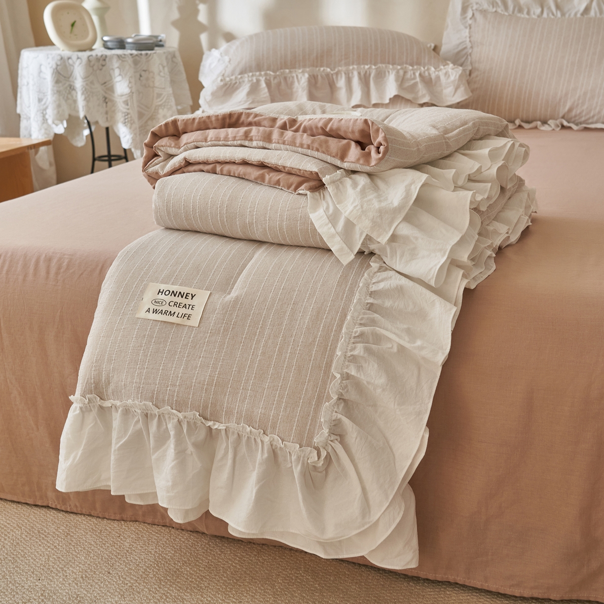 91家纺网 家纺一手货源 找家纺 晨曦家纺 2026新款荷叶花边泡芙纱提花夏凉被四件套可水洗棉夏被四件套少女风 焦糖奶芙