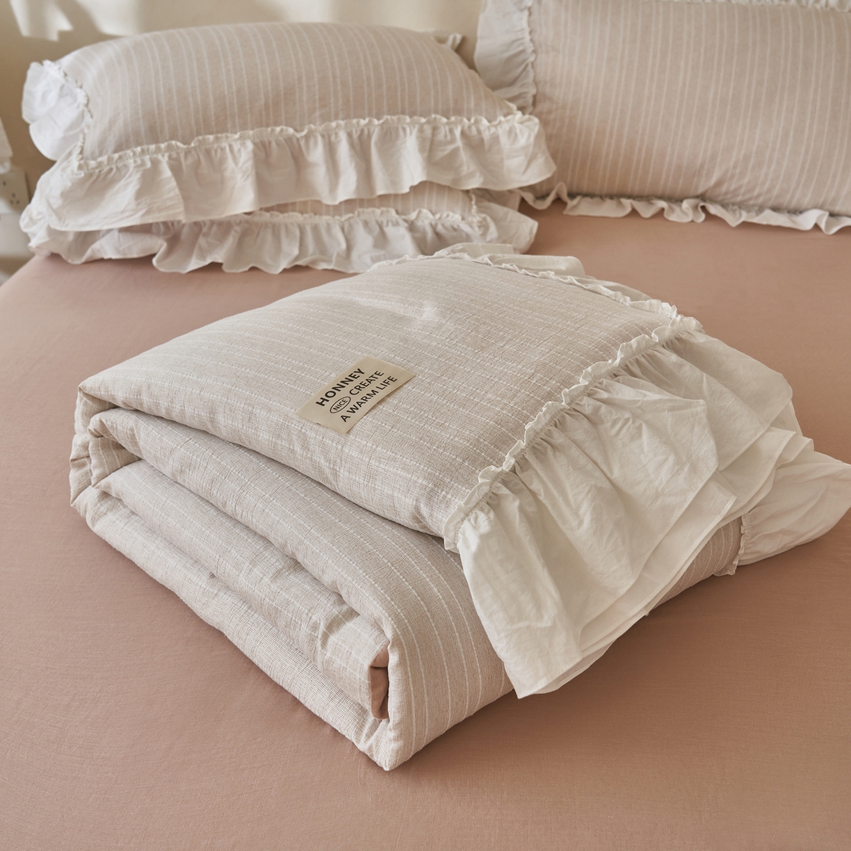 91家纺网 家纺一手货源 找家纺 晨曦家纺 2026新款荷叶花边泡芙纱提花夏凉被四件套可水洗棉夏被四件套少女风 焦糖奶芙