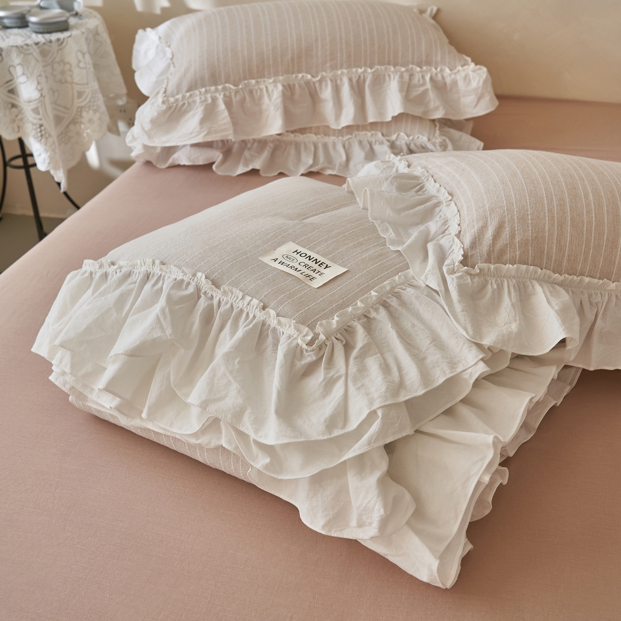 91家纺网 家纺一手货源 找家纺 晨曦家纺 2026新款荷叶花边泡芙纱提花夏凉被四件套可水洗棉夏被四件套少女风 焦糖奶芙