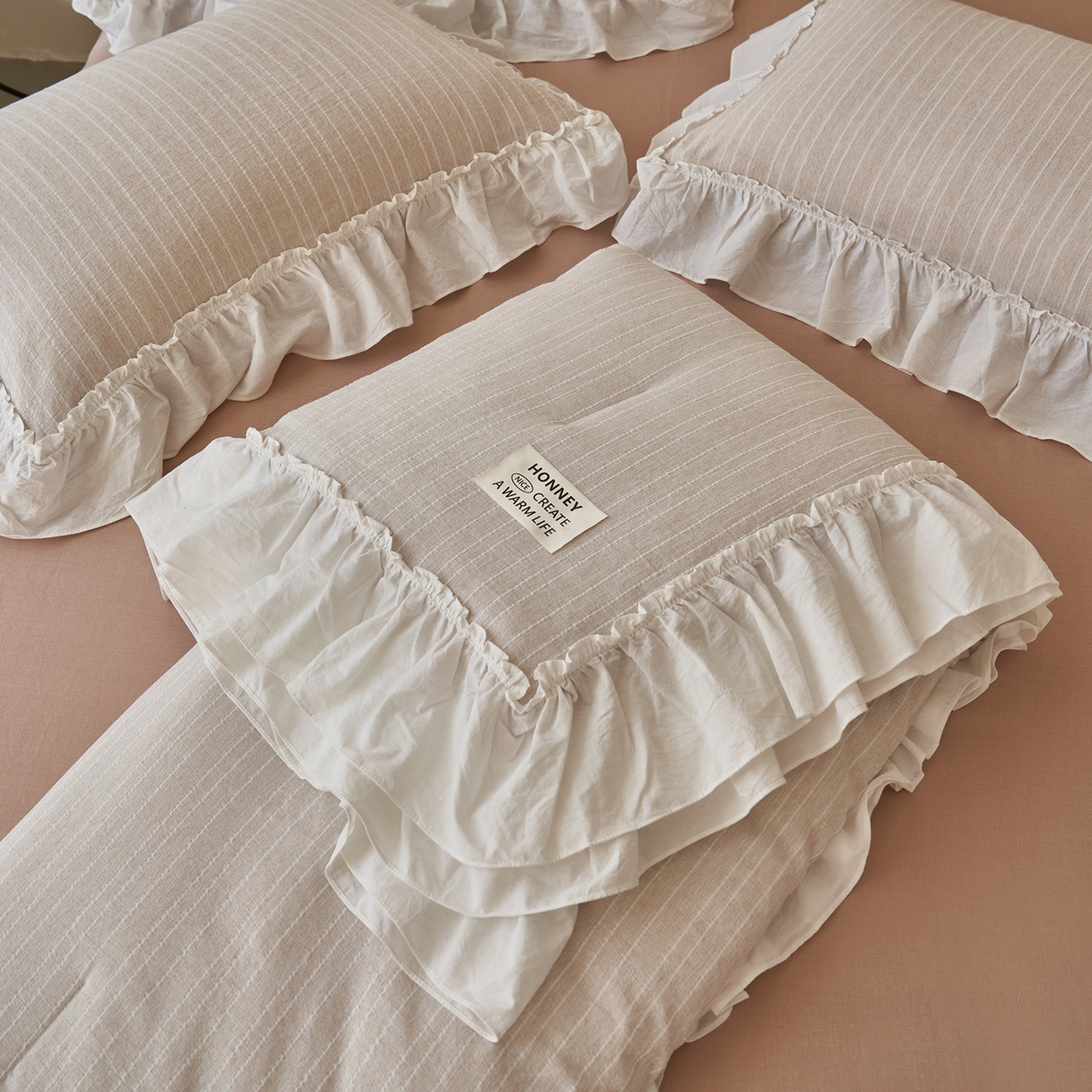 91家纺网 家纺一手货源 找家纺 晨曦家纺 2026新款荷叶花边泡芙纱提花夏凉被四件套可水洗棉夏被四件套少女风 焦糖奶芙