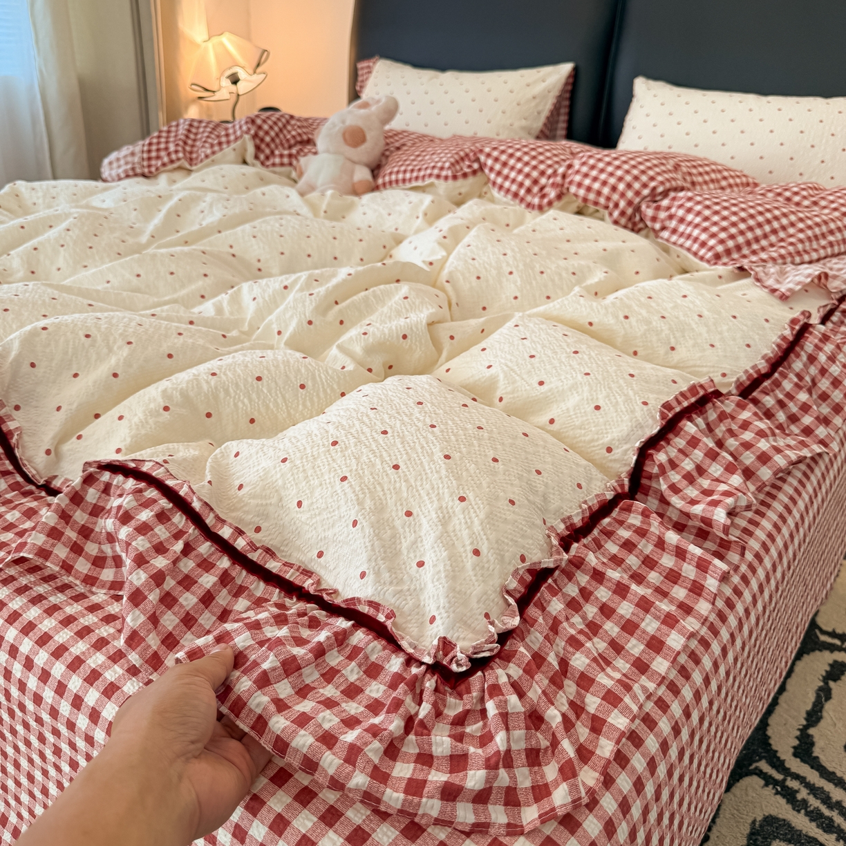 91家纺网 家纺一手货源 找家纺 子钦家纺 2026春夏新款提花泡芙棉立体双层花边简约韩系风床单床笠四件套-安妮 安娜-红小格