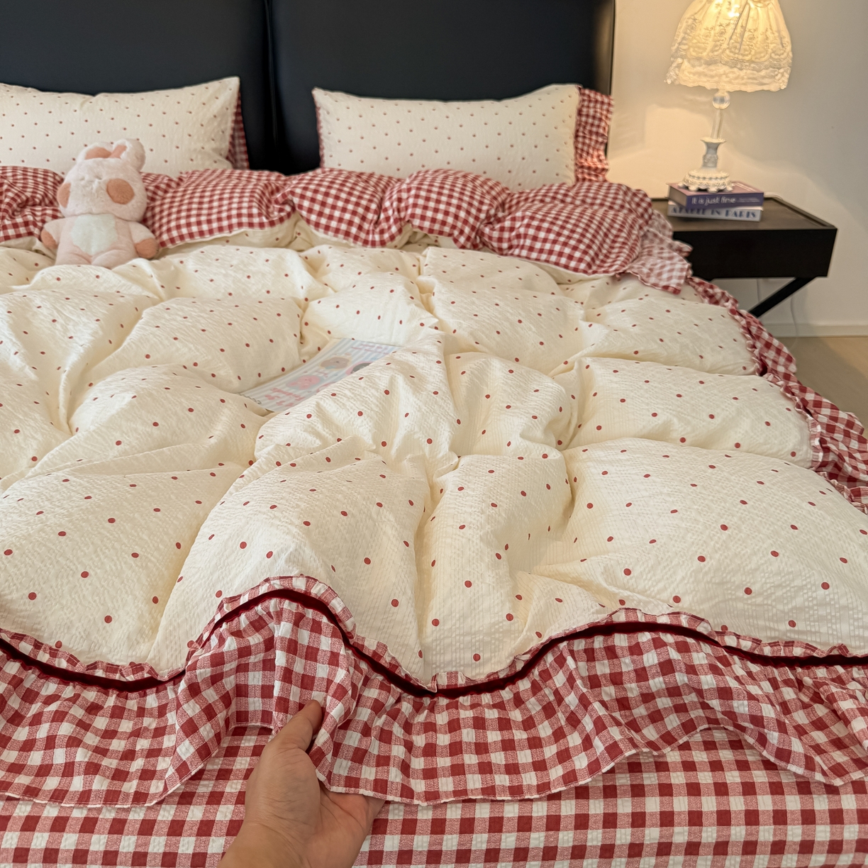 91家纺网 家纺一手货源 找家纺 子钦家纺 2026春夏新款提花泡芙棉立体双层花边简约韩系风床单床笠四件套-安妮 安娜-红小格