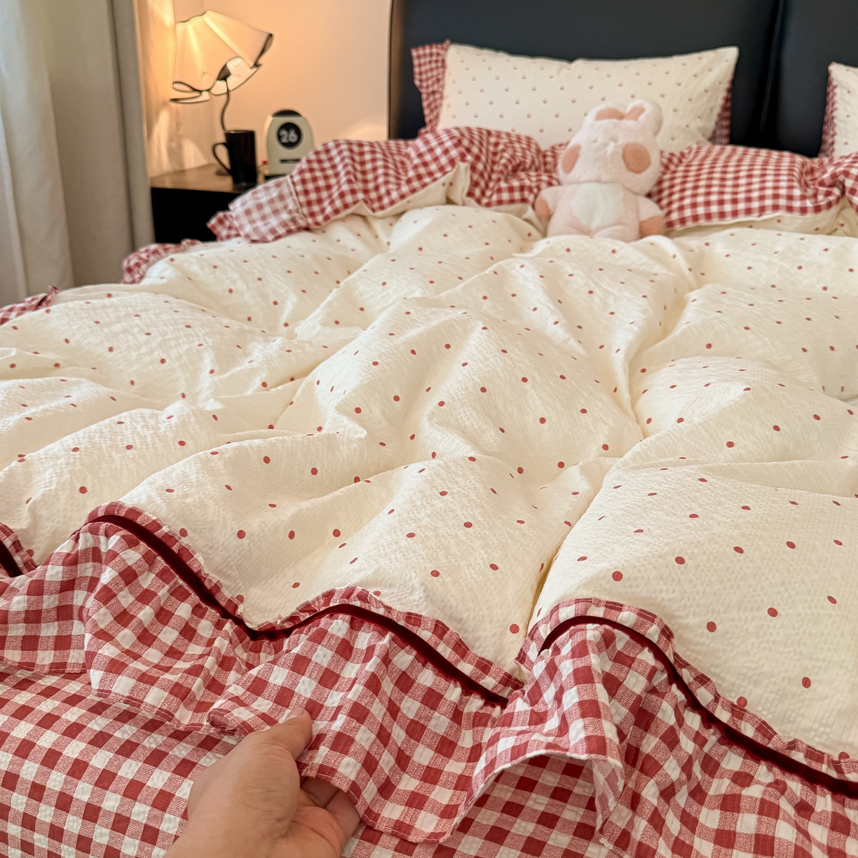 91家纺网 家纺一手货源 找家纺 子钦家纺 2026春夏新款提花泡芙棉立体双层花边简约韩系风床单床笠四件套-安妮 安娜-红小格