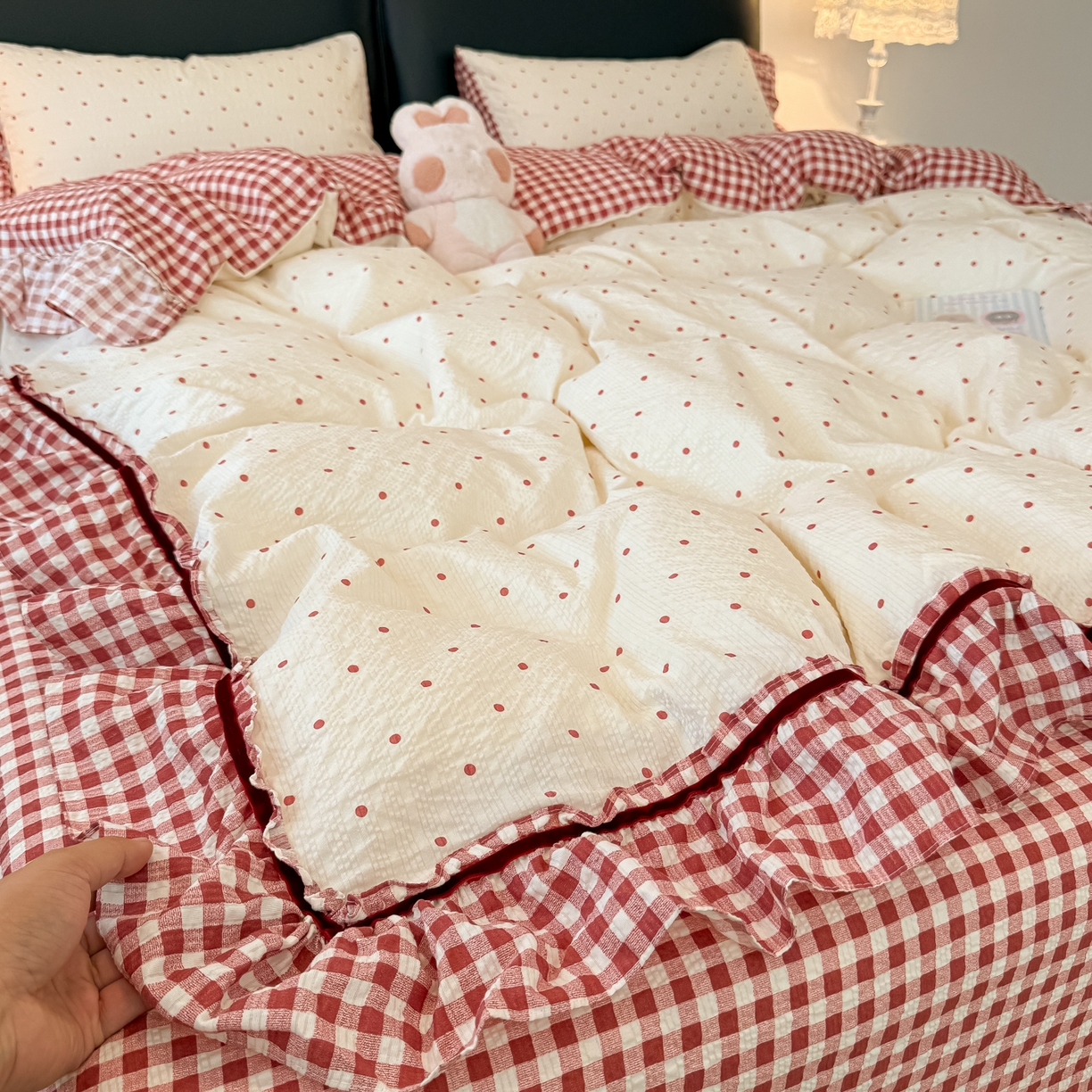 91家纺网 家纺一手货源 找家纺 子钦家纺 2026春夏新款提花泡芙棉立体双层花边简约韩系风床单床笠四件套-安妮 安娜-红小格