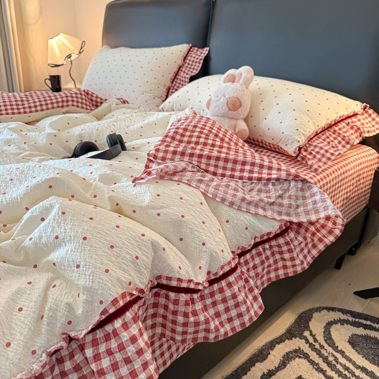 91家纺网 家纺一手货源 找家纺 子钦家纺 2026春夏新款提花泡芙棉立体双层花边简约韩系风床单床笠四件套-安妮 安娜-红小格