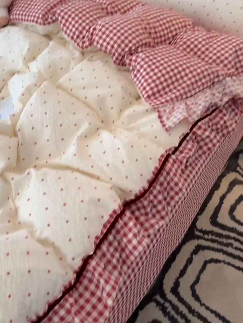 91家纺网 家纺一手货源 找家纺 子钦家纺 2026春夏新款提花泡芙棉立体双层花边简约韩系风床单床笠四件套-安妮 安娜-红小格